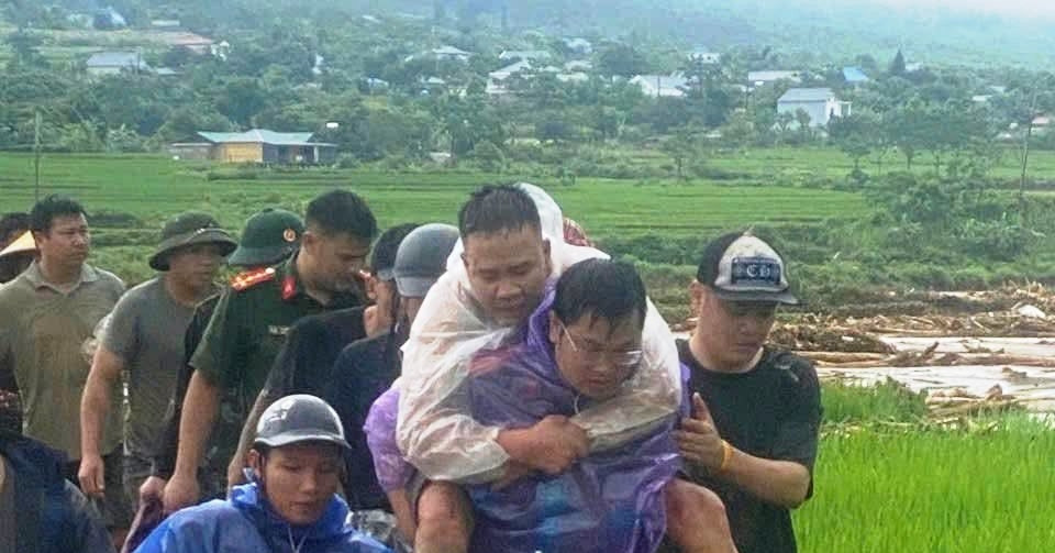 Sạt lở đất vùi lấp 5 bà cháu