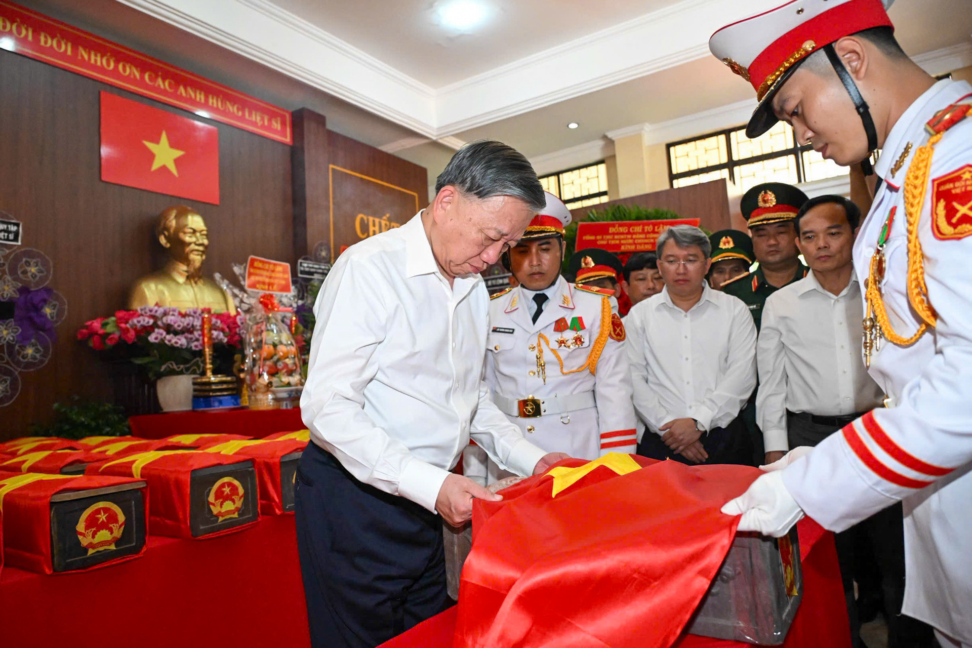 TBT dâng hương CV LÊ THỊ RIÊNG NGUYỄN HUẾ 14.jpg