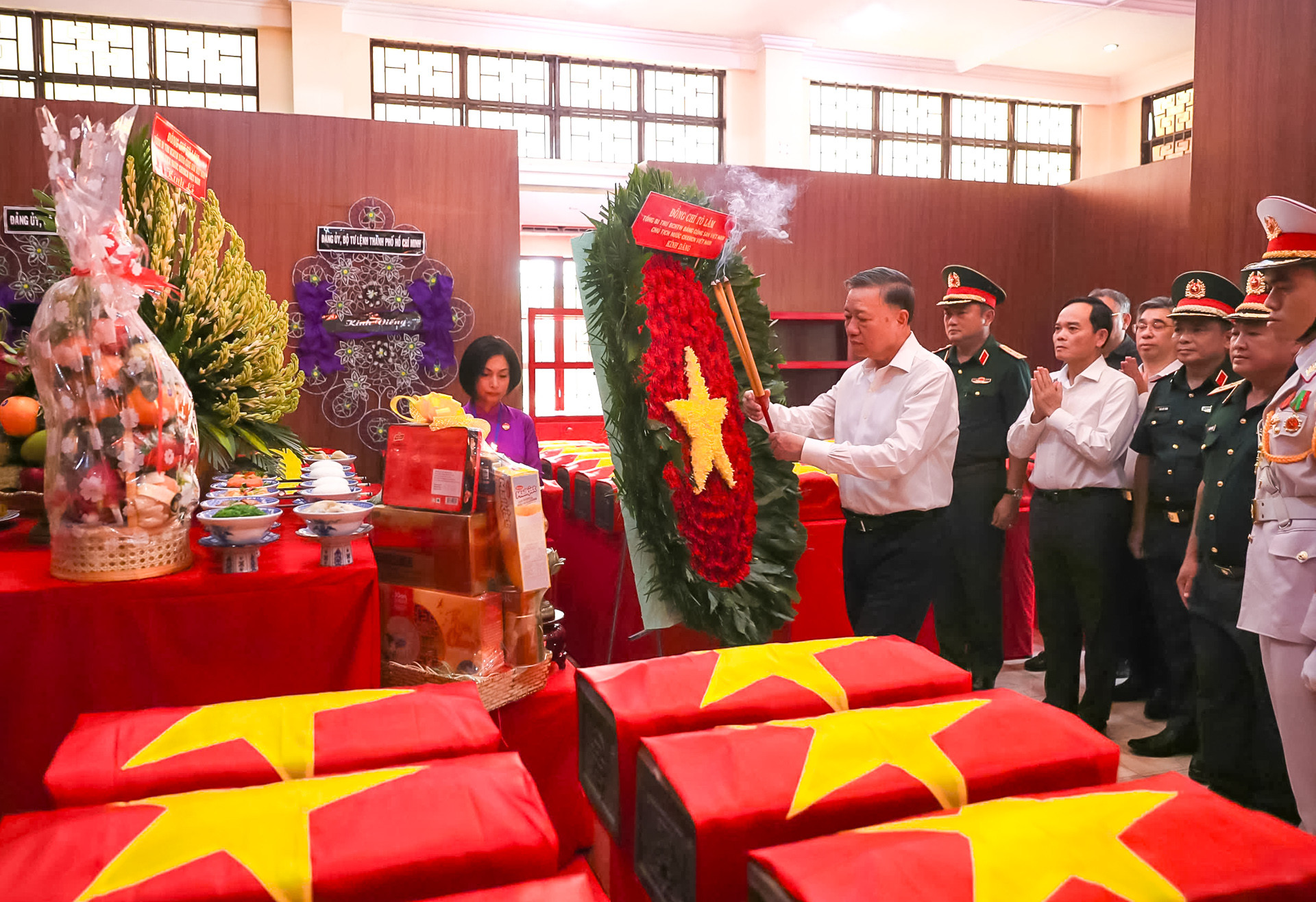 TBT dâng hương CV LÊ THỊ RIÊNG   NGUYỄN HUẾ 16.jpg