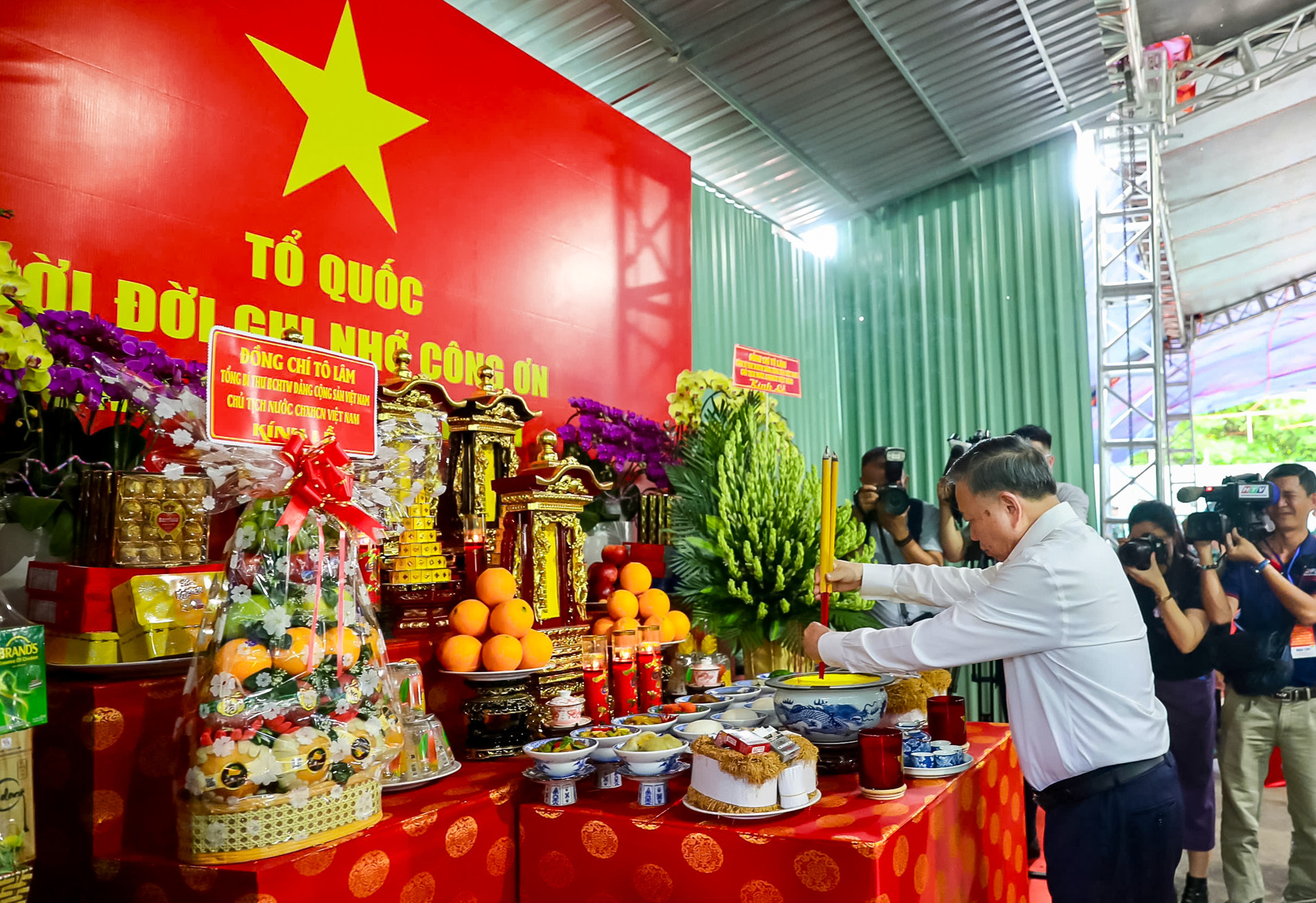 TBT dâng hương CV LÊ THỊ RIÊNG   NGUYỄN HUẾ.jpg