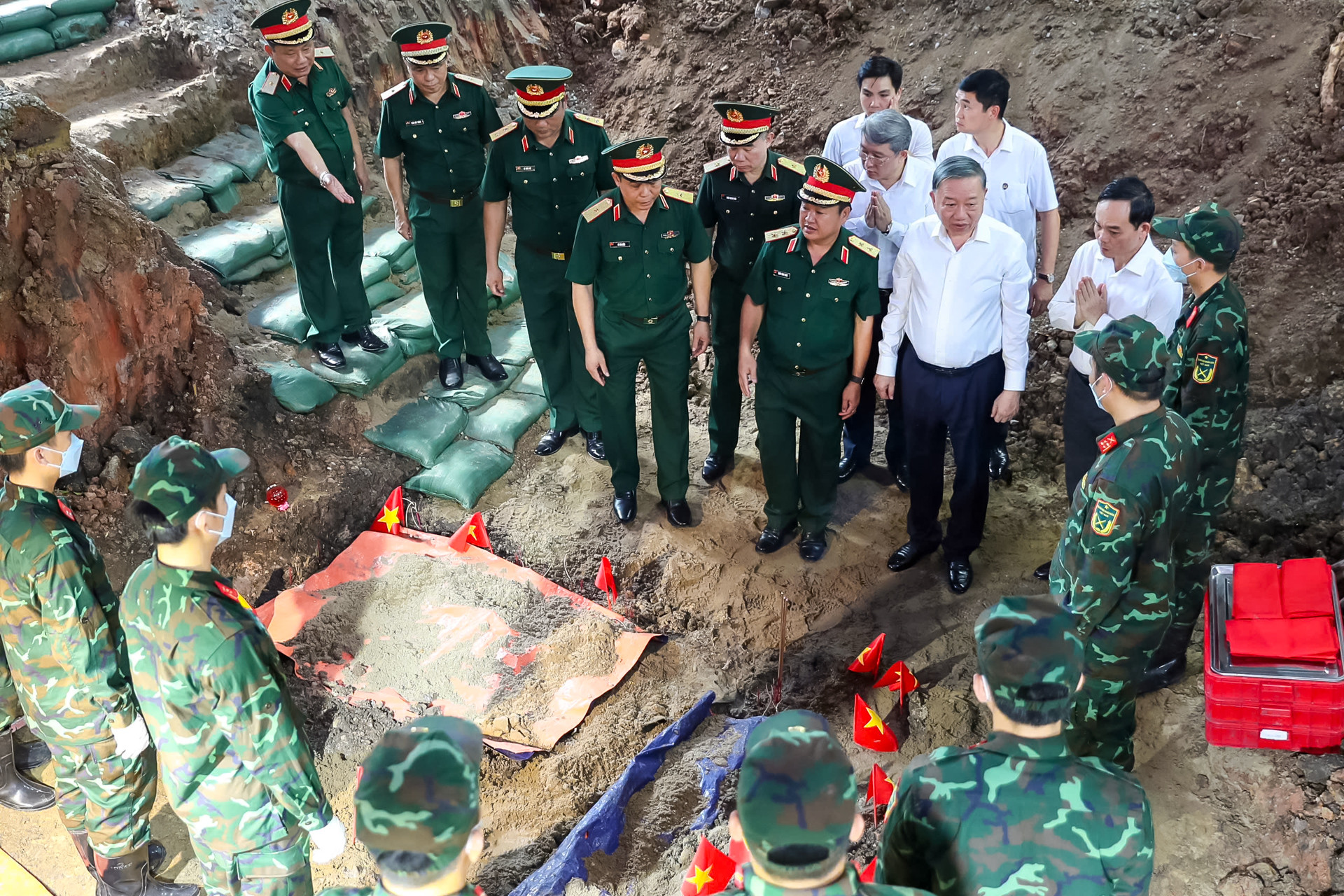TBT dâng hương CV LÊ THỊ RIÊNG   NGUYỄN HUẾ 4.jpg
