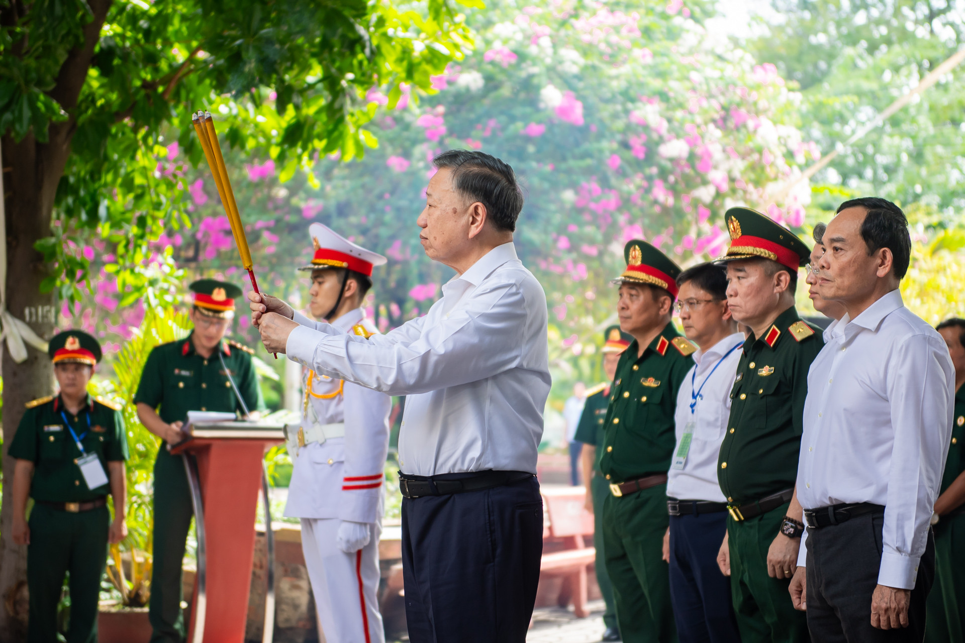 Tổng Bí thư, Chủ tịch nước dâng hương tưởng nhớ liệt sĩ ở công viên Lê Thị Riêng