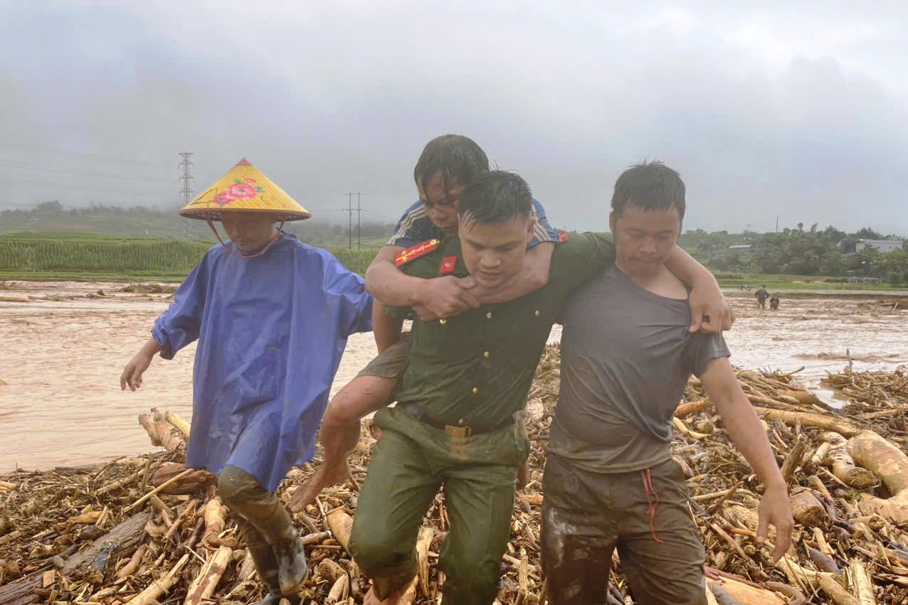 Thiếu tá công an kể phút nắm tay nhau thành 'sợi dây người', cứu 2 người giữa lũ xiết