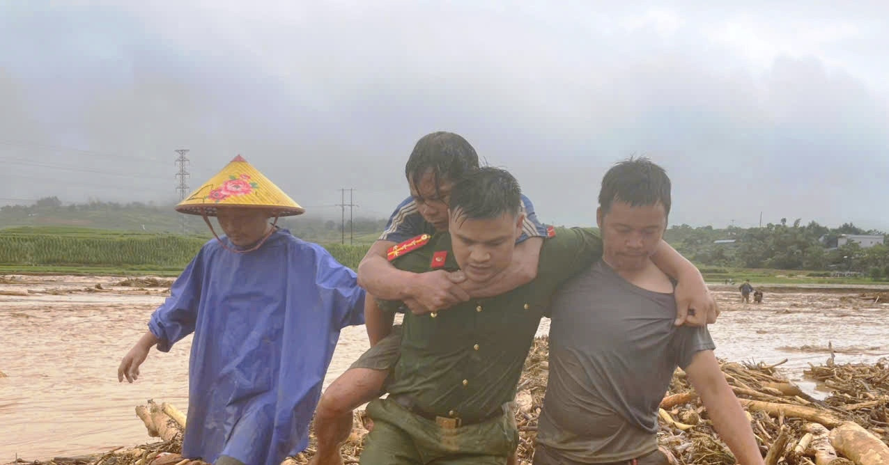 Thiếu tá công an kể phút nắm tay nhau thành &amp;apos;sợi dây người&amp;apos;, cứu 2 người giữa lũ xiết