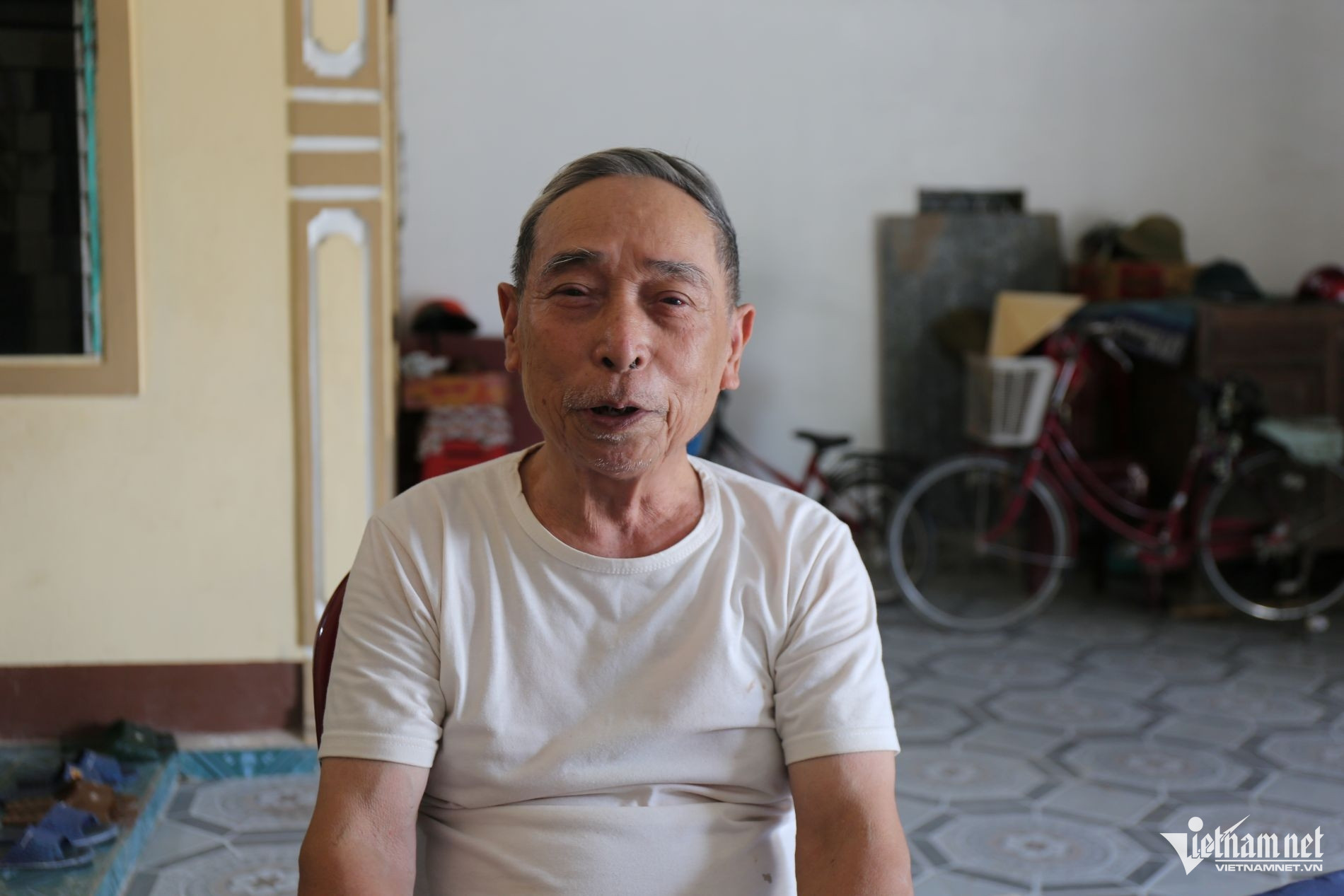 W-Cựu binh Nguyễn Bá Thắng, quê ở làng Liên Trì, xã Vân Tụ (Nghệ An) - bạn cùng Sư đoàn 304 với Liệt sĩ Nguyễn Tâm Lam cung cấp thông tin: Tôi từng nghe đồng đội kể lại, anh Lam hy sinh gần khu vực Nhà thờ La Vang, cao điểm 105 Bắc và bị bom vùi lấp tại chỗ. Ảnh: Thanh Hải.jpg