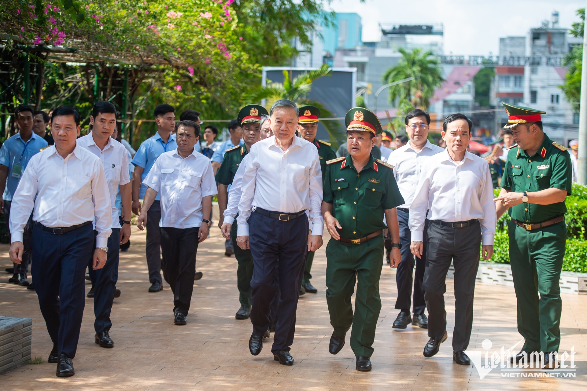 W-TBT dâng hương CV LÊ THỊ RIÊNG NGUYỄN HUẾ 10.jpg