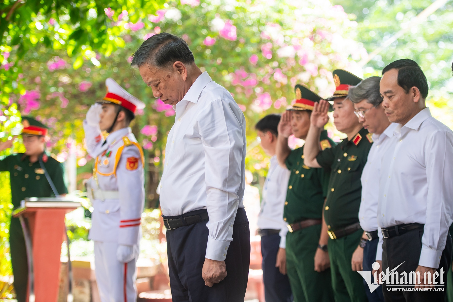 W-TBT dâng hương CV LÊ THỊ RIÊNG NGUYỄN HUẾ 9.jpg
