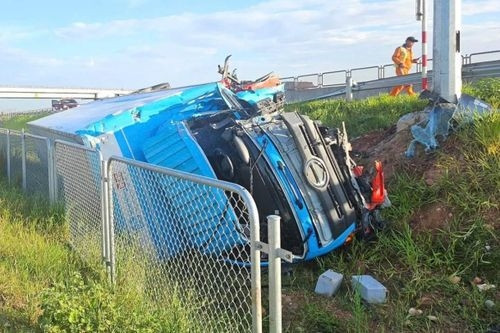  Bản tin sáng 18/7: Xe tải lật trên cao tốc, 1 người tử vong 