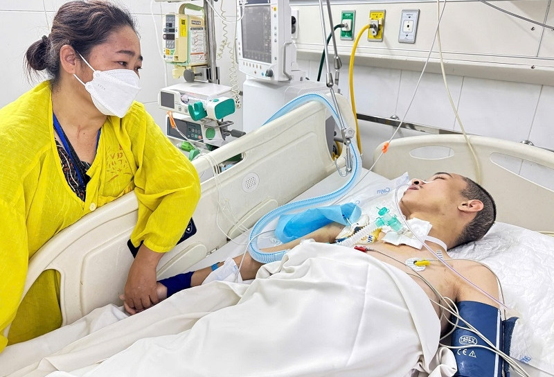 Bố mẹ nghèo ở Bắc Ninh thế chấp căn nhà duy nhất để cứu con trai bị tai nạn nặng
