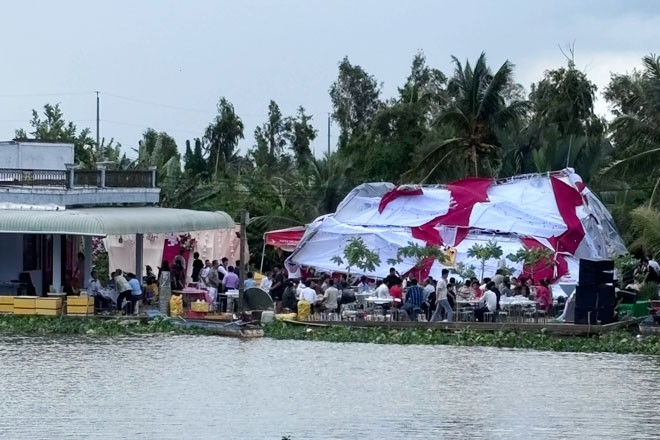 Chú rể Cần Thơ ngẩn ngơ nhìn rạp cưới bị cuốn bay vì lốc xoáy