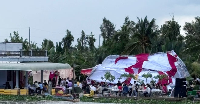 Chú rể Cần Thơ ngẩn ngơ nhìn rạp cưới bị cuốn bay vì lốc xoáy