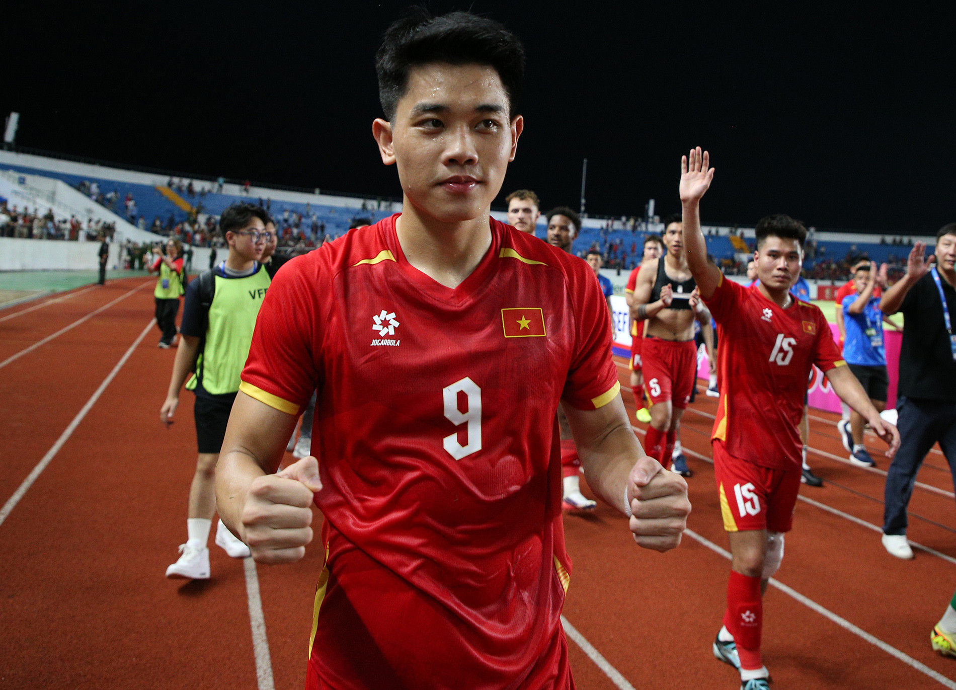 Xuân Son, Đình Bắc cúi chào, tặng áo người hâm mộ Thái Nguyên