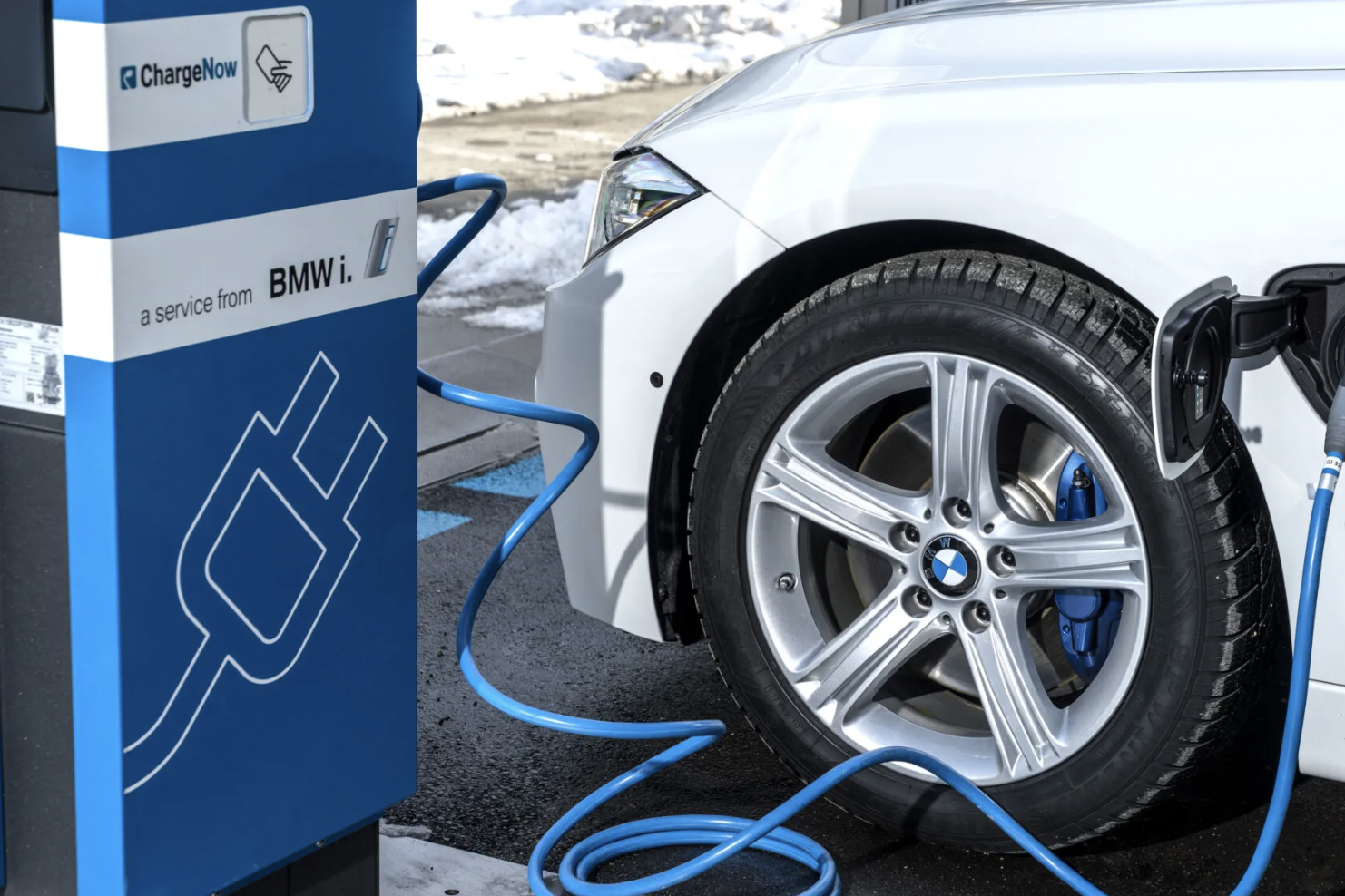 Gần 30.000 chủ sở hữu xe BMW hybrid được cảnh báo không nên đậu xe gần nhà