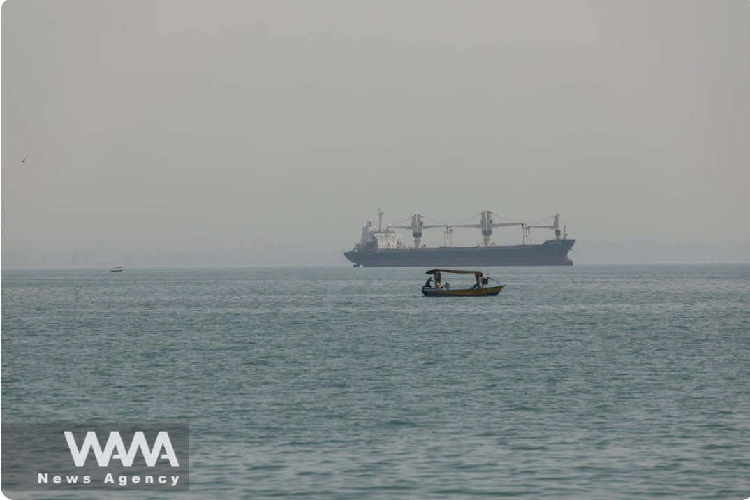 Hai tàu chở dầu trúng thủy lôi gần eo biển Hormuz
