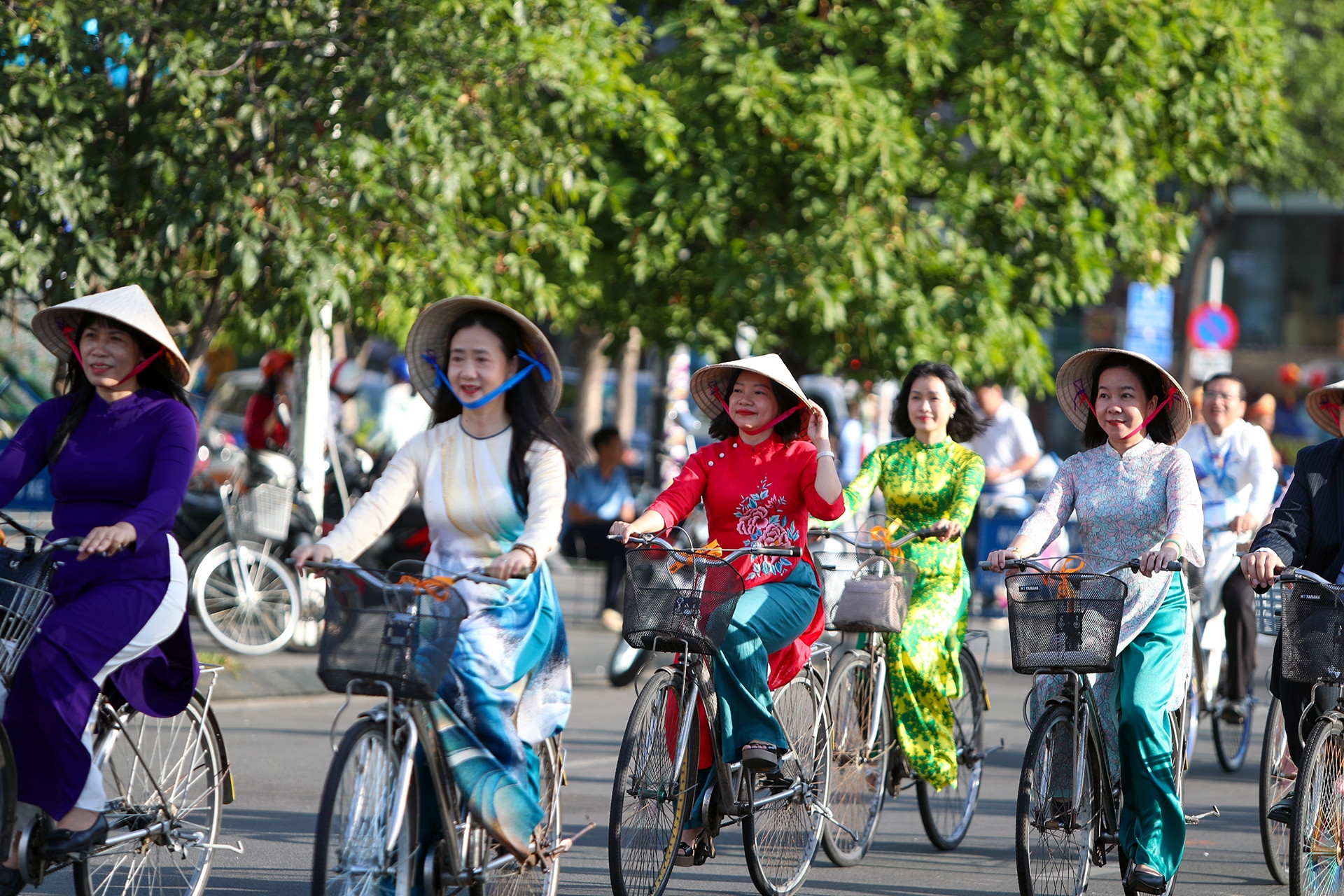 Hơn 2.000 người mặc áo dài tạo 'dải lụa' rực rỡ ven biển Nha Trang