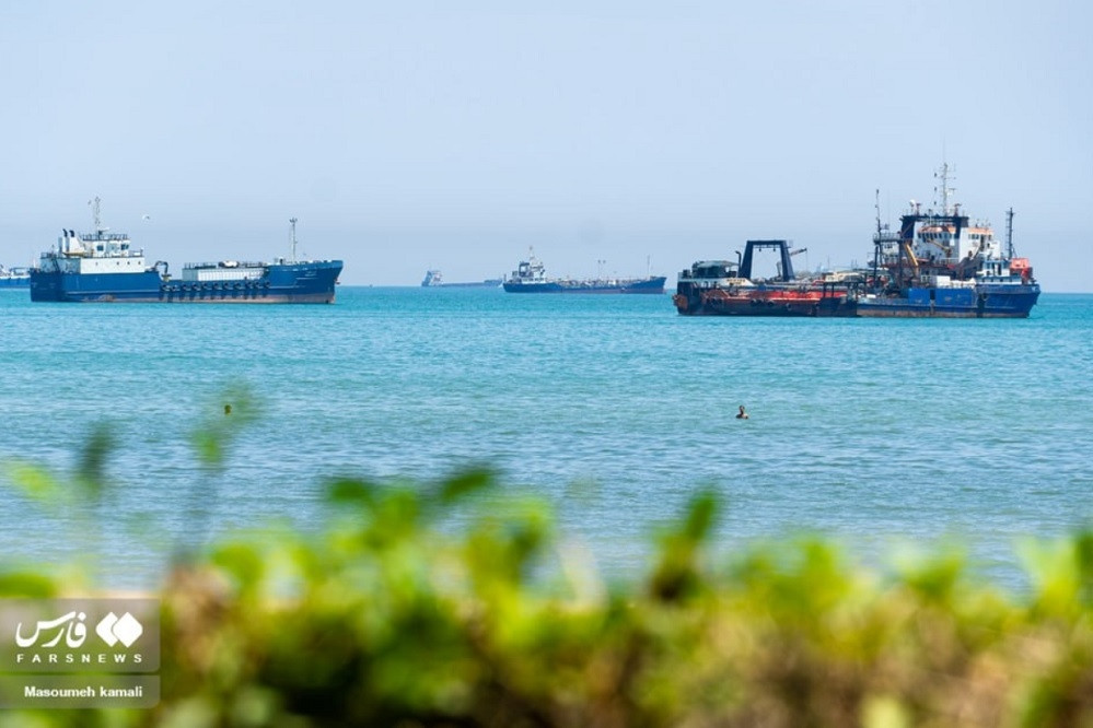 Iran chặn loạt tàu dân sự muốn vượt Hormuz, cảnh báo ‘trả đũa toàn diện’ vào Mỹ