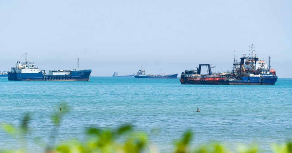Iran chặn loạt tàu dân sự muốn vượt Hormuz, cảnh báo ‘trả đũa toàn diện’ vào Mỹ