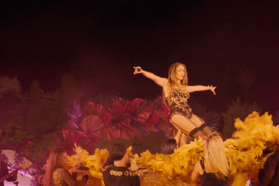 Jennifer Lopez khoe body nghẹt thở ở tuổi 57 bên dàn vũ công nam