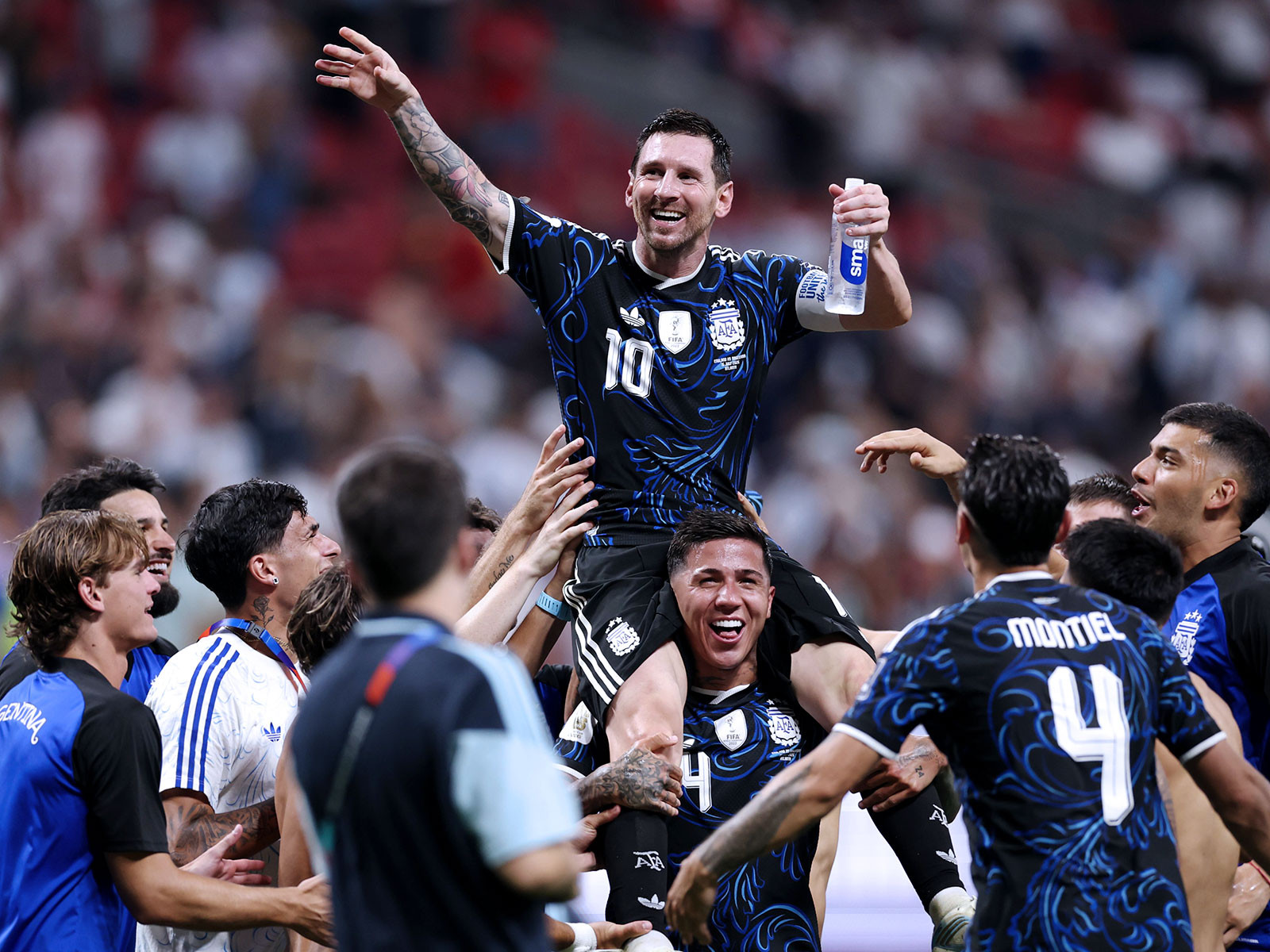 Messi Enzo Argentina Anh.jpg