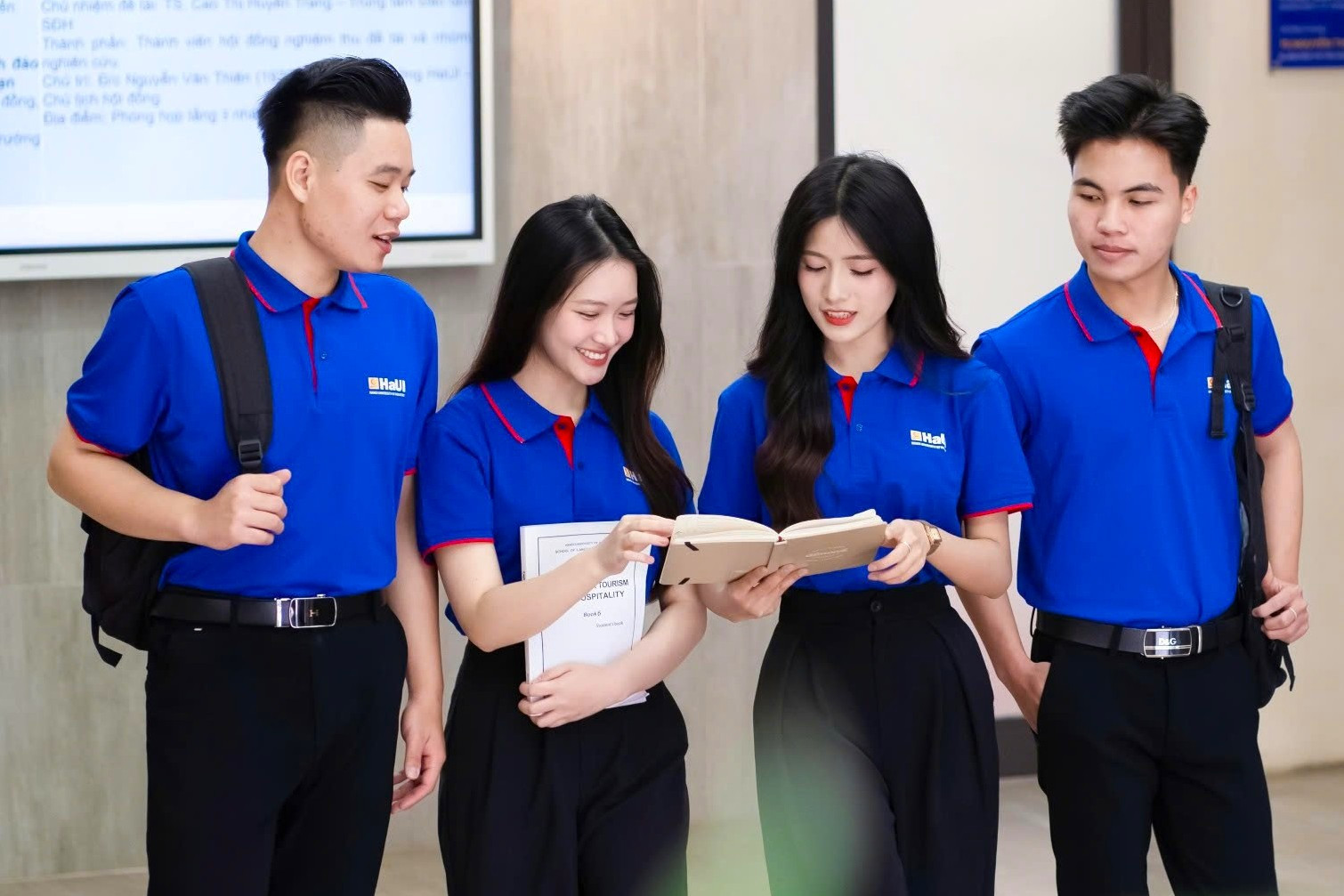 sinh viên ĐH Công nghiệp Hà Nội.jpg