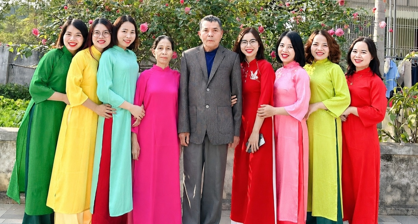 Từ căn lều giữa rừng, cha nghèo nuôi 7 con gái thành cử nhân