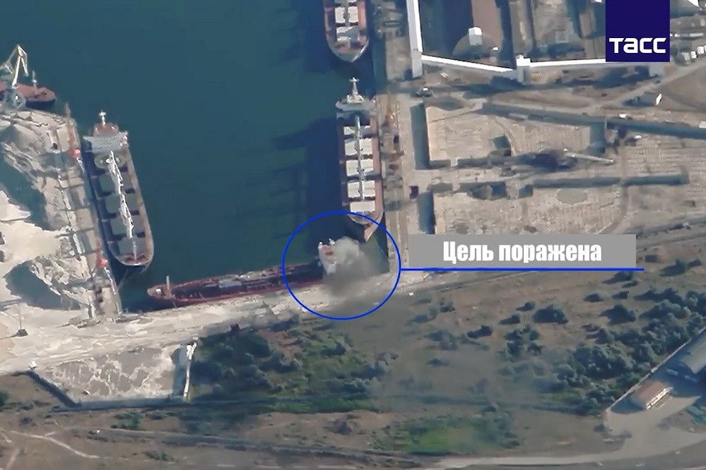 Video tàu chở hàng quân sự cho Ukraine bốc cháy sau đòn tấn công của UAV Nga