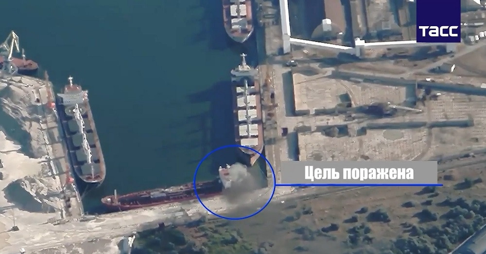 Video tàu chở hàng quân sự cho Ukraine bốc cháy sau đòn tấn công của UAV Nga