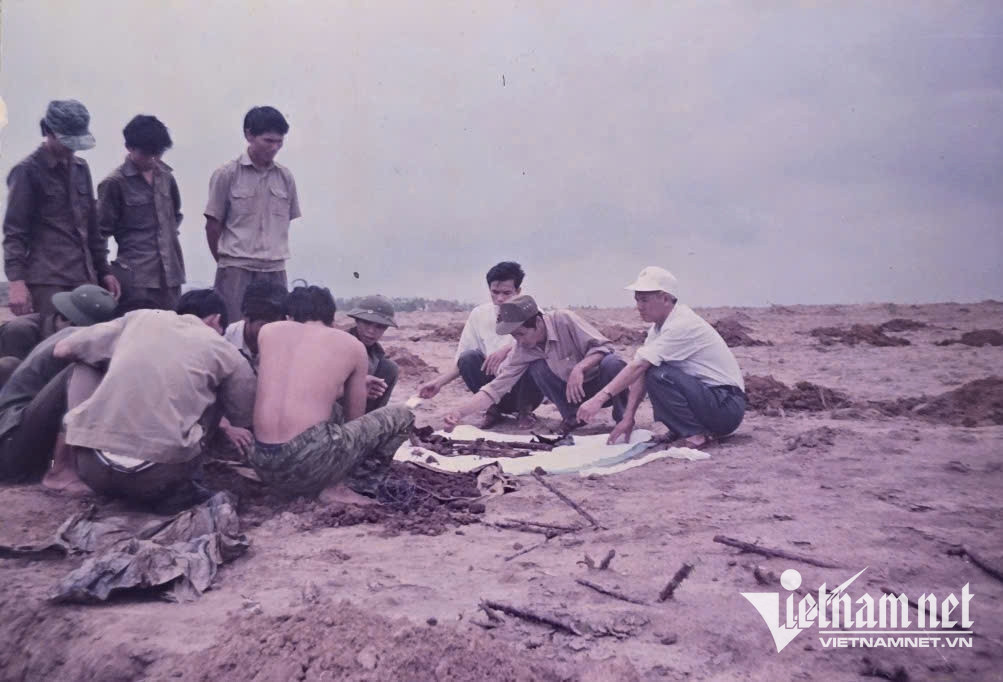 W-Ông Thông (đội mũ thứ hai từ phải sang) cùng đồng đội vào Tây Nguyên tìm mộ năm 1997.jpg