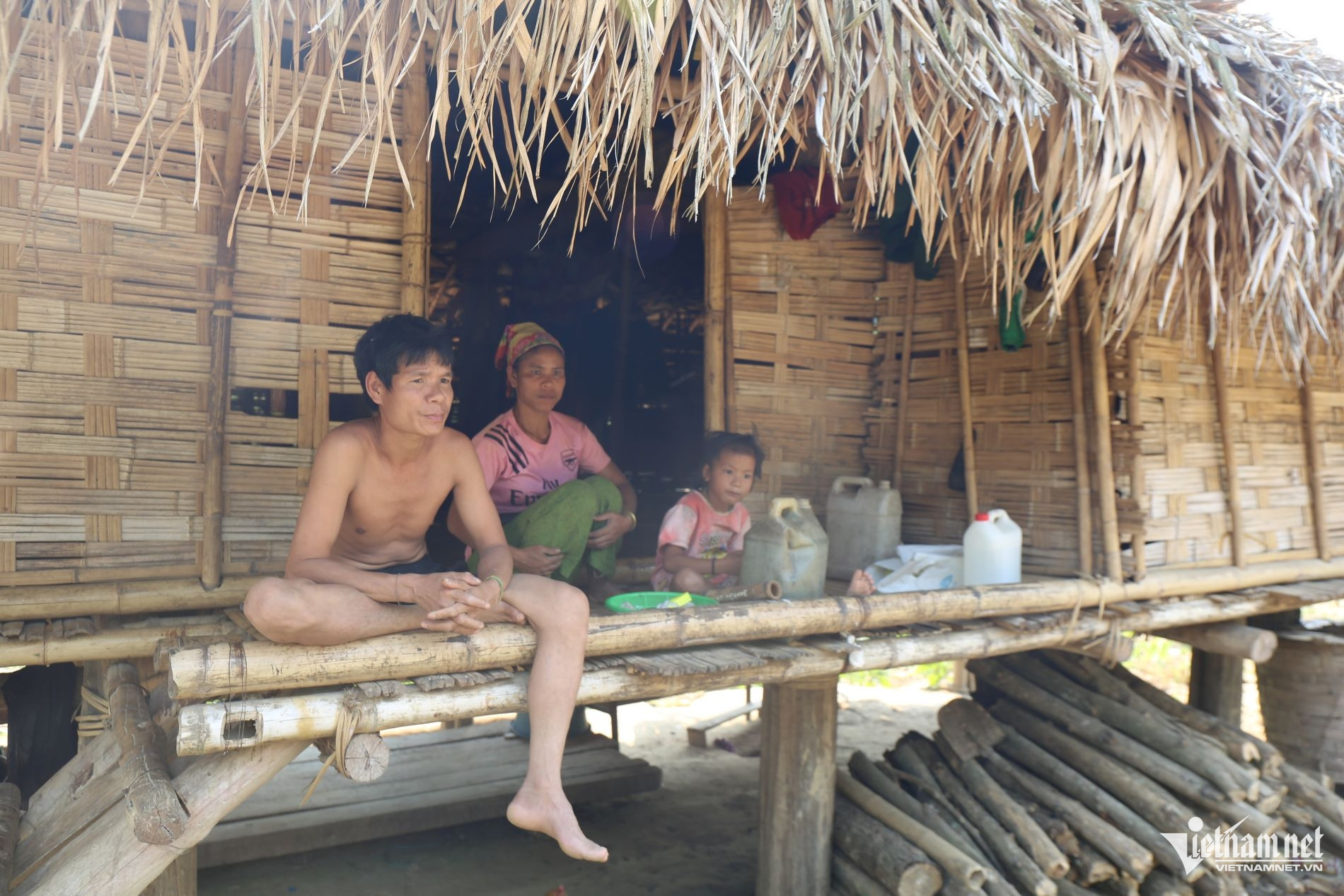 W-Chỉ có 1,5 sào ruộng, vợ chồng anh La Văn Đức, người Đan Lai (nhóm địa phương thuộc dân tộc Thổ) ở cụm dân cư Khe Nóng bản Châu Sơn, xã Châu Khê phải đi bóc vỏ keo thuê mỗi ngày để mưu sinh. Ảnh: Thanh Hải.jpg