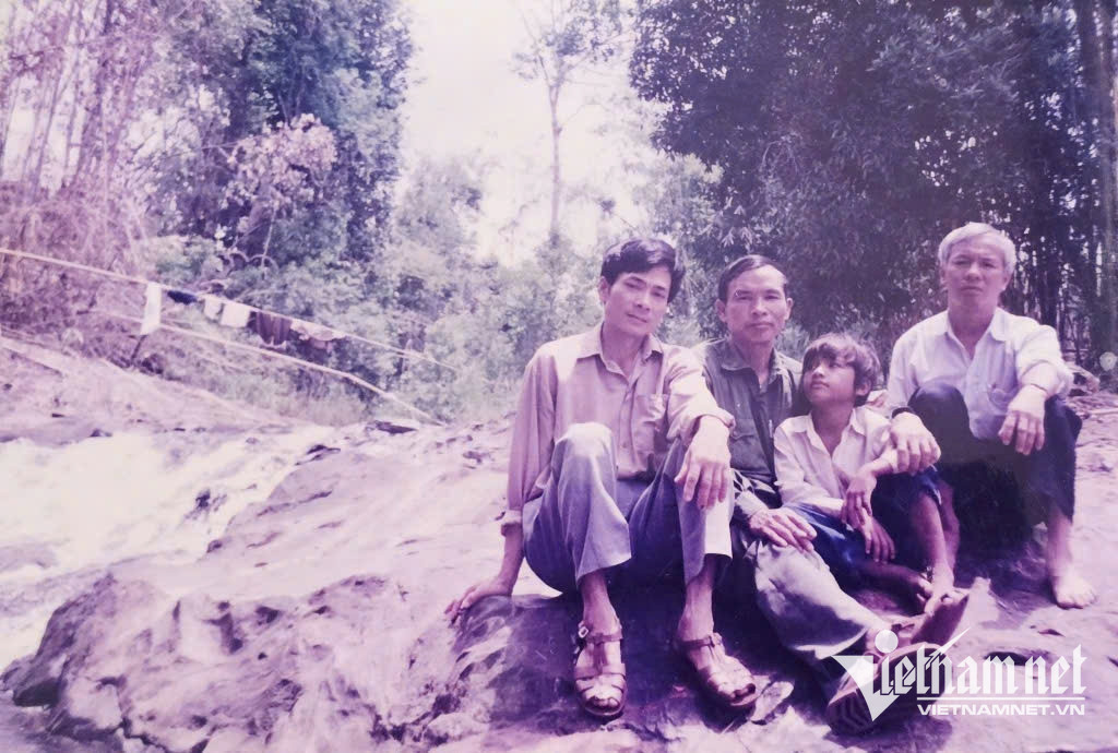 W-Ông Thông (ngoài cùng bên trái) cùng đồng đội trong chuyến tìm mộ năm 1997.jpg