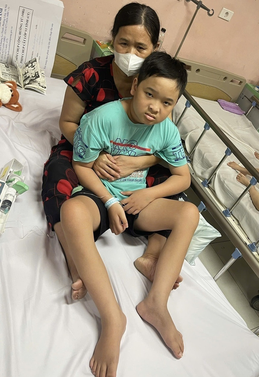 Cháu đức cùng mẹ
