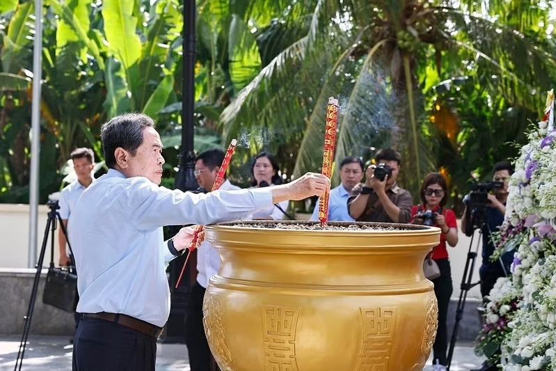 Chủ tịch Quốc hội dâng hương tại nghĩa trang liệt sỹ Long Điền Đất Đỏ