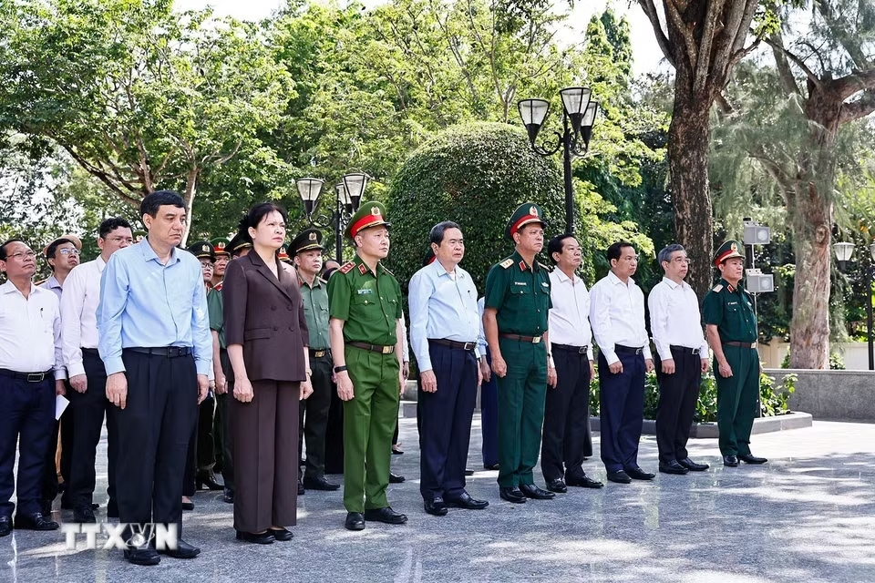 Chủ tịch Quốc hội Trần Thanh Mẫn dâng hương, dâng hoa tại Công viên Tượng đài, Nhà lưu niệm Anh hùng liệt sỹ Võ Thị Sáu. (Ảnh: Doãn Tấn/TTXVN)