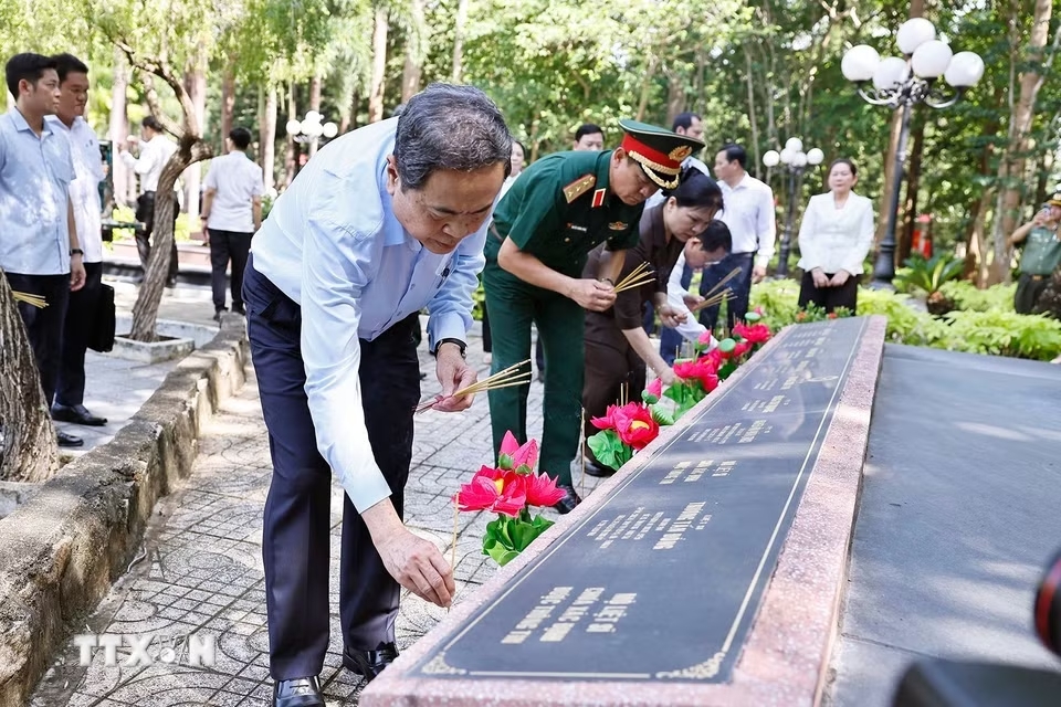 Chủ tịch Quốc hội Trần Thanh Mẫn dâng hương, dâng hoa tại Nghĩa trang liệt sỹ Long Điền Đất Đỏ. (Ảnh: Doãn Tấn/TTXVN)