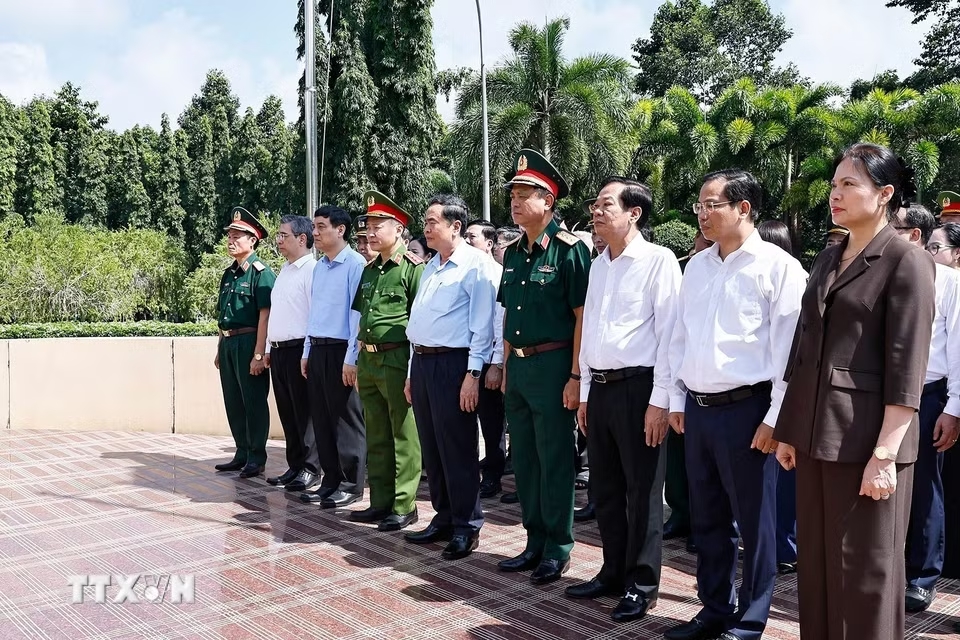 Chủ tịch Quốc hội Trần Thanh Mẫn dâng hương, dâng hoa tại Nghĩa trang liệt sỹ Long Điền Đất Đỏ. (Ảnh: Doãn Tấn/TTXVN)