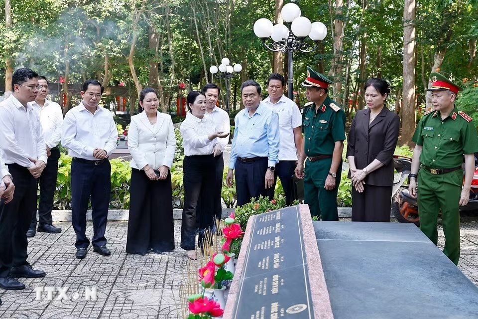 Chủ tịch Quốc hội Trần Thanh Mẫn dâng hương tại Nghĩa trang Liệt sỹ Long Điền Đất Đỏ. (Ảnh: Doãn Tấn/TTXVN)