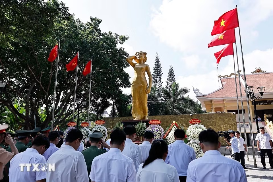 Chủ tịch Quốc hội Trần Thanh Mẫn dâng hương, dâng hoa tại Công viên Tượng đài, Nhà lưu niệm Anh hùng liệt sỹ Võ Thị Sáu. (Ảnh: Doãn Tấn/TTXVN)