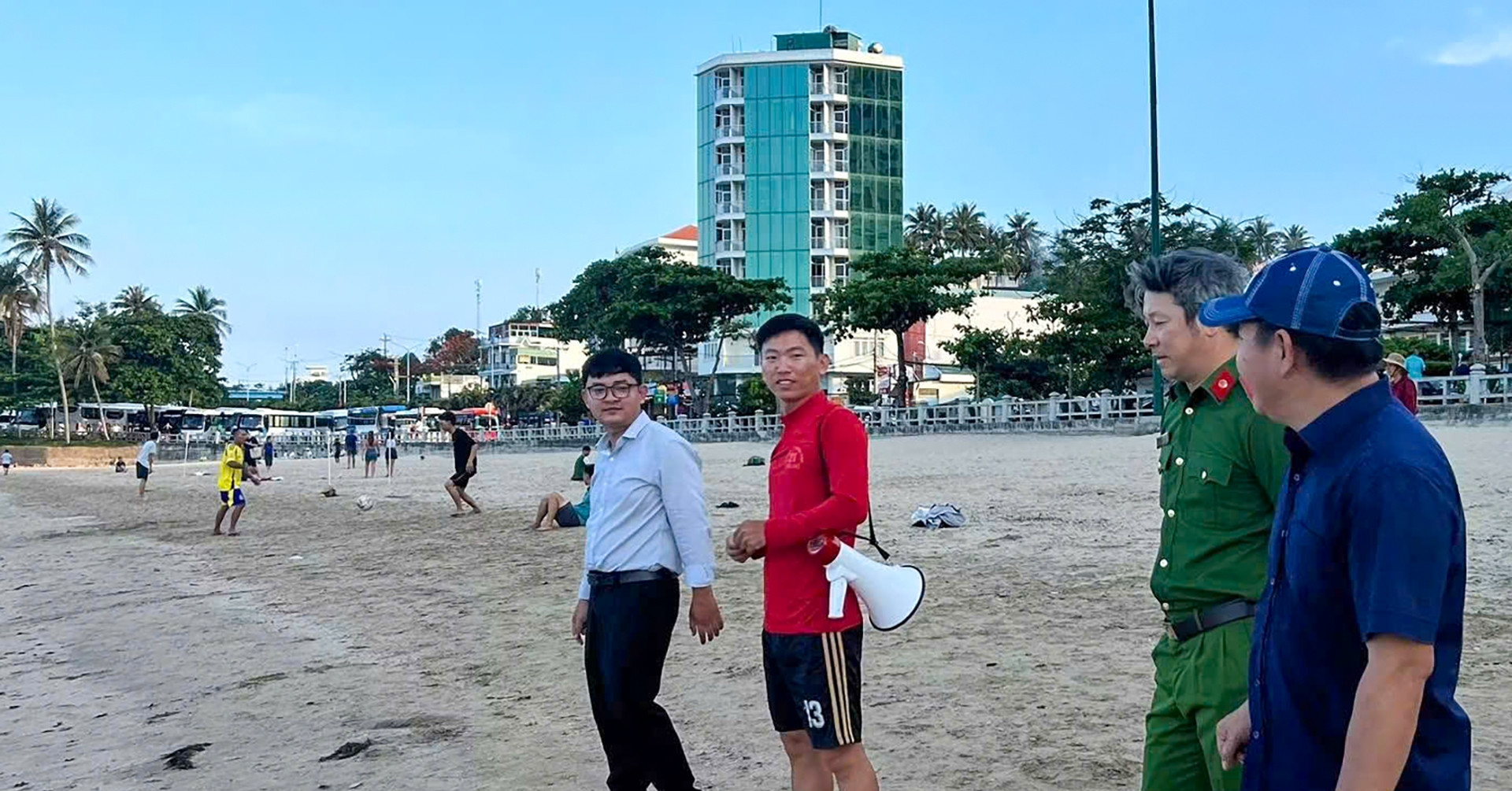 Công an làm việc với nhóm người bẻ, nhặt san hô ở bãi biển Hòn Chồng