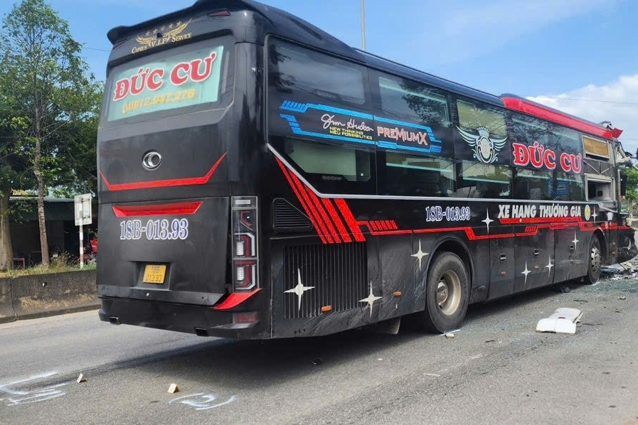 Hai xe khách va chạm trên quốc lộ 1, phụ xe mắc kẹt trong cabin tử vong