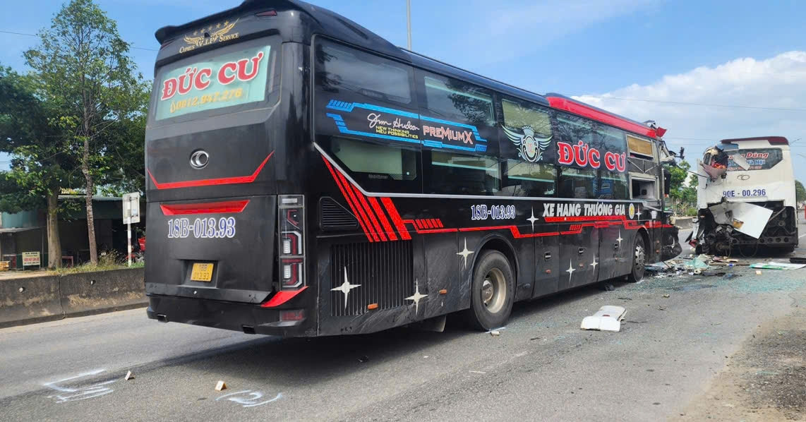 Hai xe khách va chạm trên quốc lộ 1, phụ xe mắc kẹt trong cabin tử vong