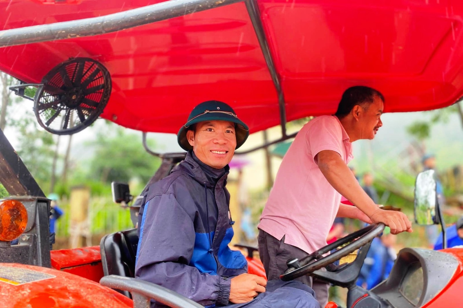 Hành động nghĩa hiệp của người lái máy cày giữa hiện trường lũ quét ngổn ngang