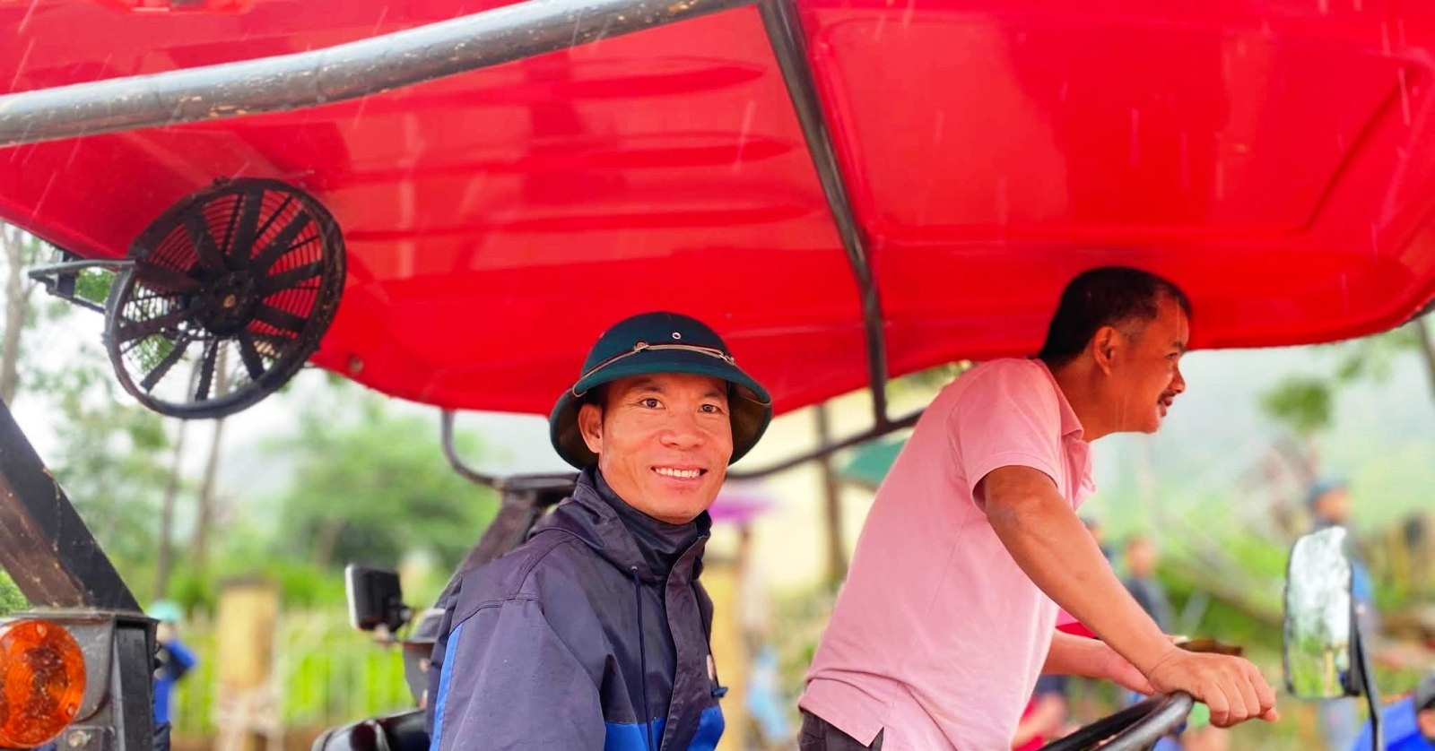 Hành động nghĩa hiệp của người lái máy cày giữa hiện trường lũ quét ngổn ngang