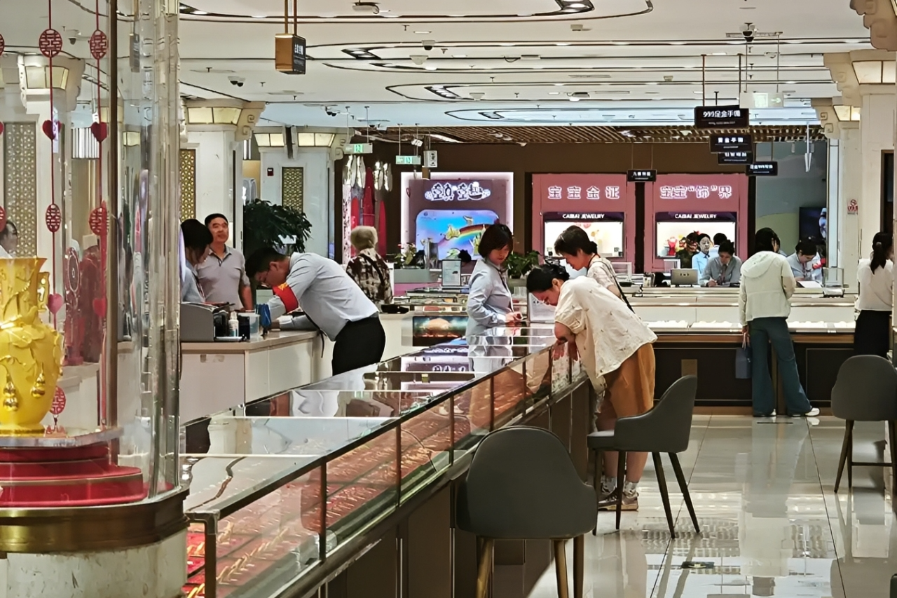 ‘Mua vàng ở đỉnh, giờ tôi muốn cắt lỗ nhưng không nỡ’