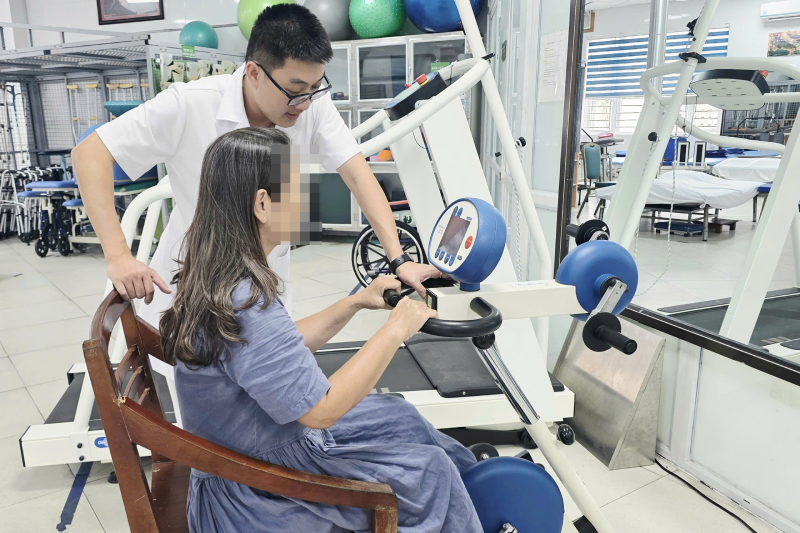 Nữ Việt kiều về nước chữa bệnh: Thoát cảnh chống gậy, đã lái xe máy, đi bộ cả km