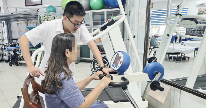 Nữ Việt kiều về nước chữa bệnh: Thoát cảnh chống gậy, đã lái xe máy, đi bộ cả km