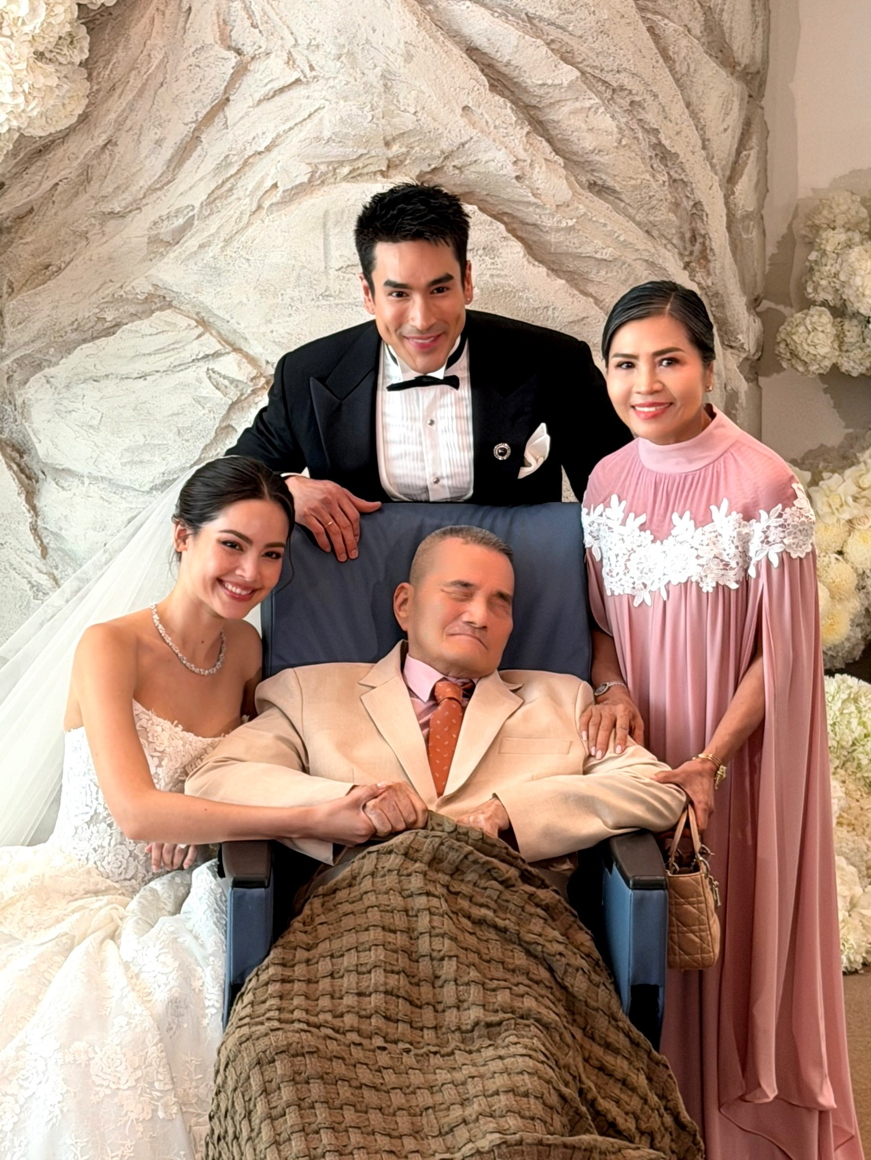 Photo shared by พราวสองโสม แกวใส on July 18, 2026 tagging @urassayas, and @kugimiyas. May be an image of shawl, dinner jacket, wedding, dais and text.jpeg