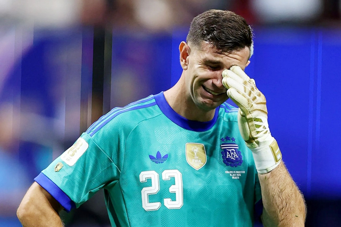 Thủ môn Argentina gãy 1 ngón tay vẫn bắt chung kết World Cup