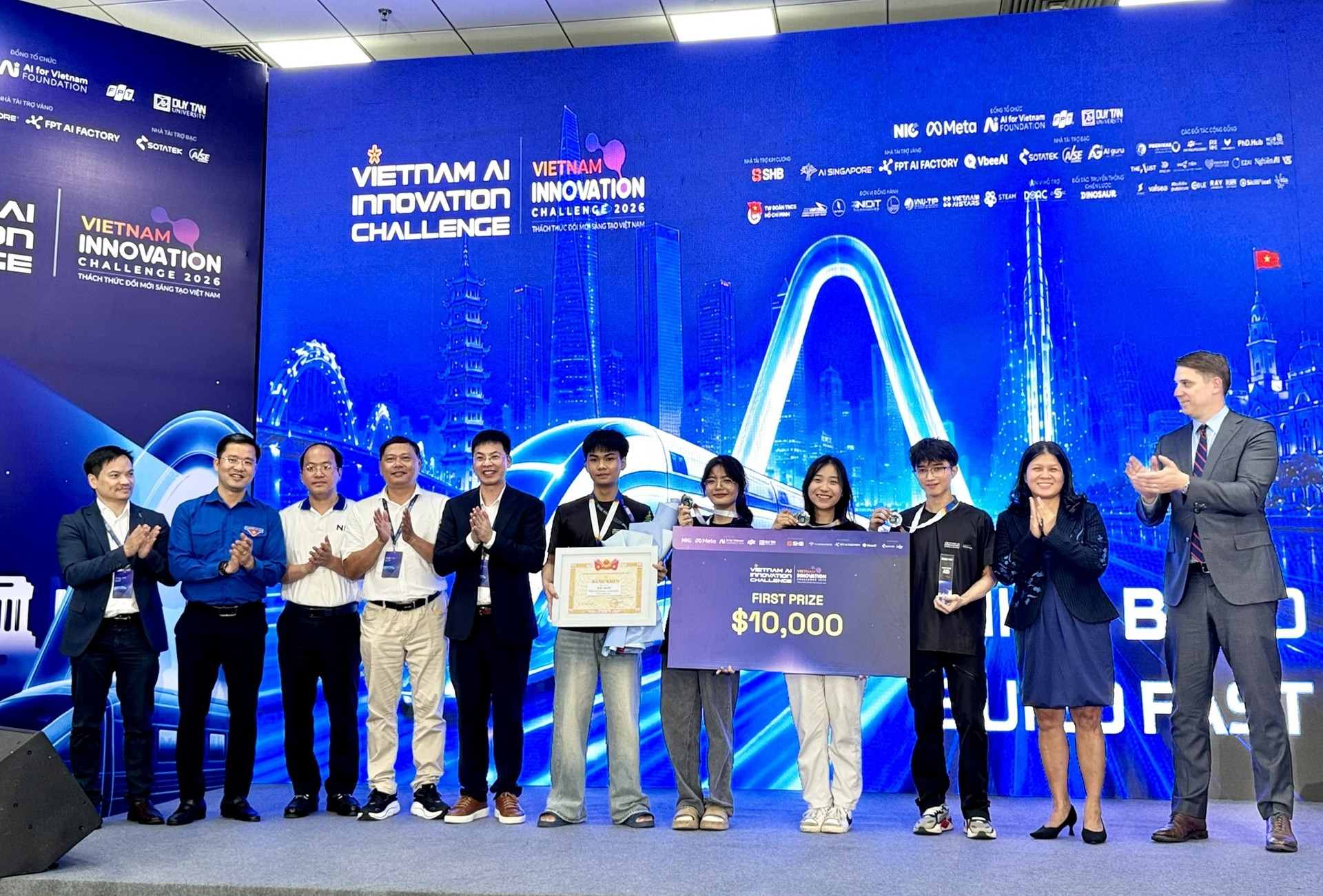 Trường ĐH Công nghệ giành chiến thắng Thách thức Đổi mới sáng tạo Việt Nam 2026
