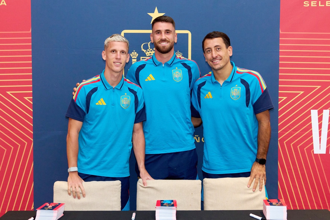 Xavi chỉ bài cho Tây Ban Nha đánh bại Argentina ở chung kết