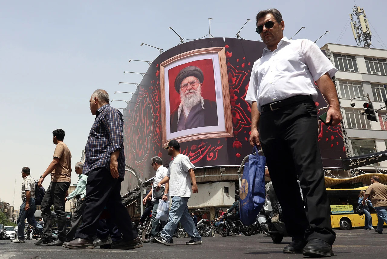 ap phich co lanh tu Iran o Tehran EPA.jpg